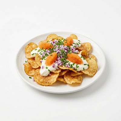 Chips med gräddfil, rödlök, gräslök och rom